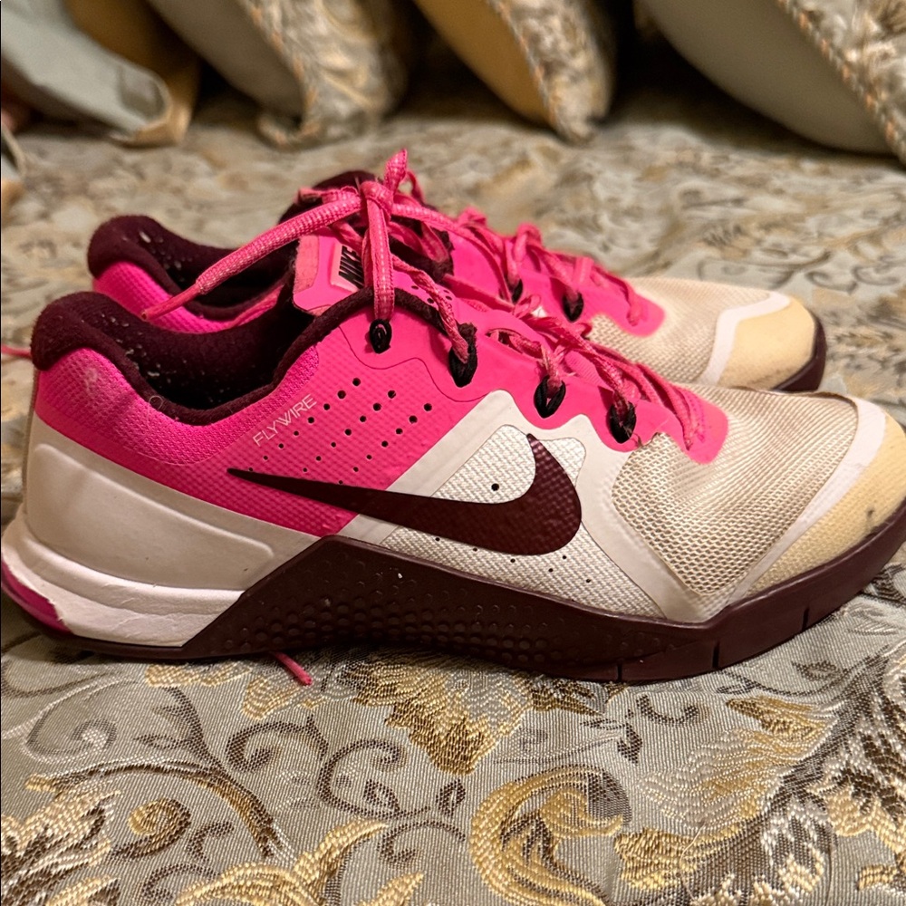 Nike Women's Pink and Burgundy Athletic Shoes